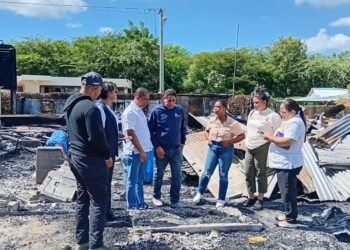 Junta Distrital de Hato del Yaque y DASAC auxilian familias afectadas por incendio