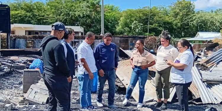 Junta Distrital de Hato del Yaque y DASAC auxilian familias afectadas por incendio