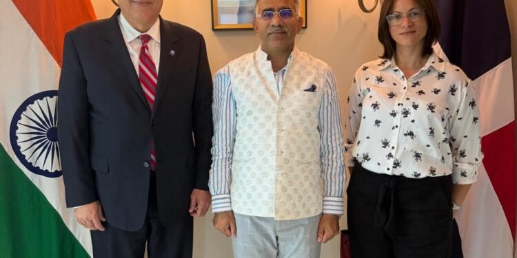 Rector UNAPEC recibe premio a trayectoria en India y fortalece alianza académica con KIIT