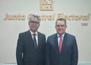 Carlos Peña gestiona ante JCE reconocimiento de nuevos partidos políticos