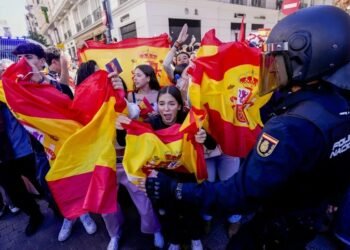 Máxima tensión en Puerta del Sol entre acampados por vivienda y manifestantes con banderas de España