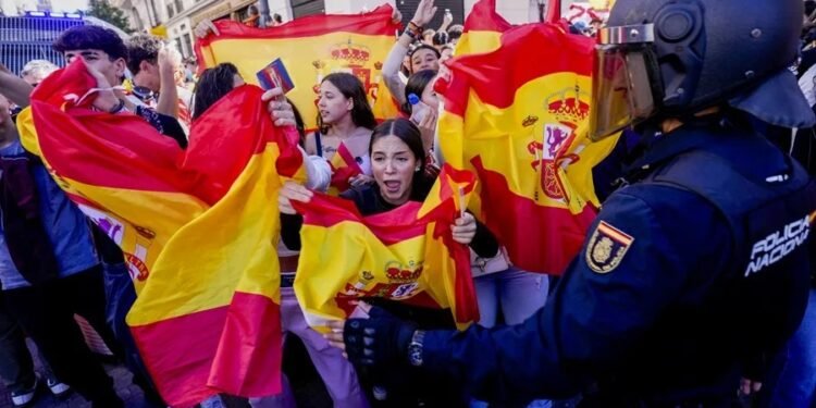 Máxima tensión en Puerta del Sol entre acampados por vivienda y manifestantes con banderas de España