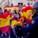 Máxima tensión en Puerta del Sol entre acampados por vivienda y manifestantes con banderas de España