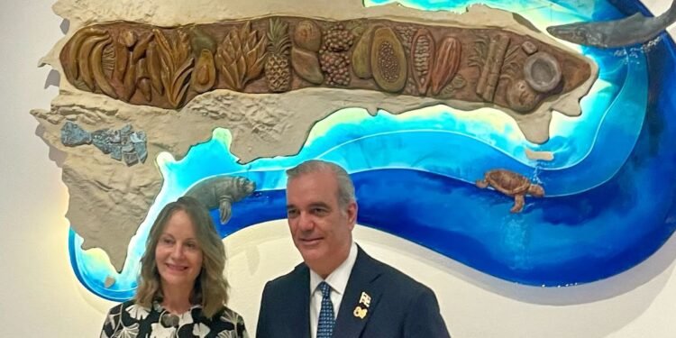 Abinader inaugura Salón Dominicano en la FAO con obra de Victoria Thomen