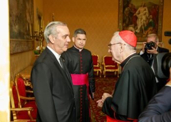 Abinader y Pietro Parolin abordan asuntos de Estado y situación internacional en el Vaticano