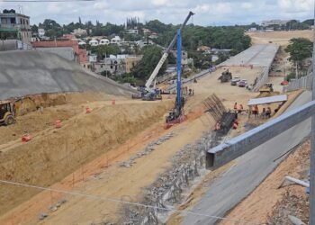 Entre pulidoras, maquinarias y desalojos: avanza transformación de la avenida Republica de Colombia
