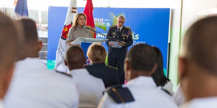 Carolina Mejía entrega dos camiones para reforzar capacidad operativa de Bomberos del DN