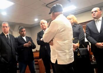 Danilo Medina acompaña a familiares durante velatorio de Edifel Mateo Vásquez