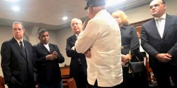 Danilo Medina acompaña a familiares durante velatorio de Edifel Mateo Vásquez
