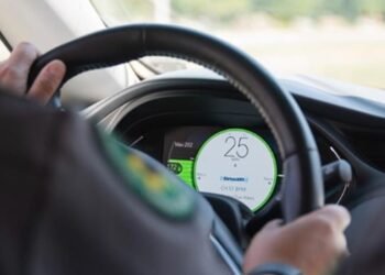 Conductores reincidentes por exceso de velocidad en NYC podrían ser obligados a instalar limitadores; medida afectaría dominicanos