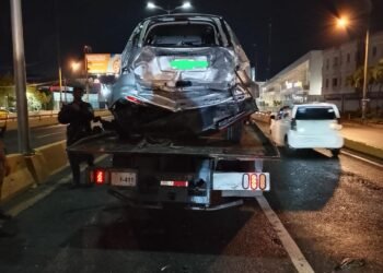Choque en cadena de cinco vehículos en avenida John F. Kennedy deja dos personas lesionadas