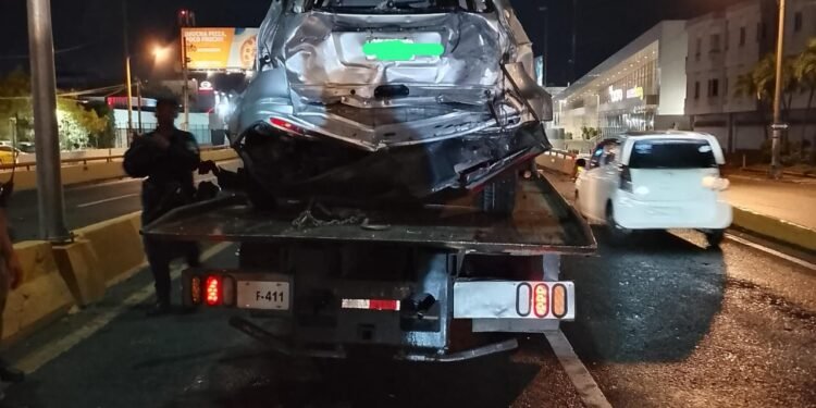 Choque en cadena de cinco vehículos en avenida John F. Kennedy deja dos personas lesionadas