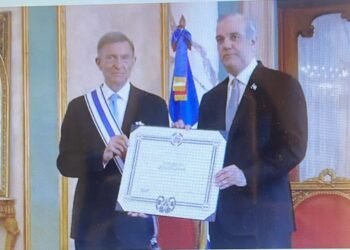 Abinader condecora a Roberto Álvarez con  Orden del Mérito de Duarte, Sánchez y Mella por trayectoria diplomática