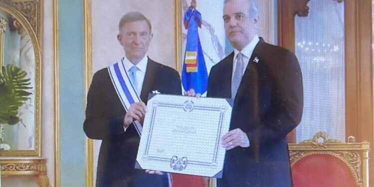 Abinader condecora a Roberto Álvarez con Orden del Mérito de Duarte, Sánchez y Mella por trayectoria diplomática