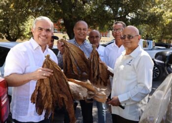Tabacalera El Artista firma acuerdo para impulsar producción de tabaco en el Valle de San Juan
