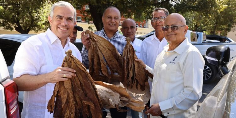 Tabacalera El Artista firma acuerdo para impulsar producción de tabaco en el Valle de San Juan