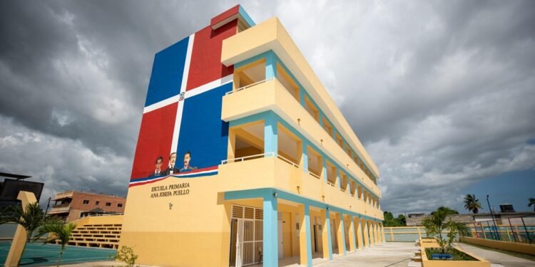 Abinader inaugura dos escuelas básicas en Cancino Adentro y Los Guaricanos