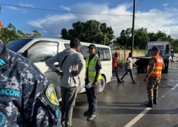 INTRANT retiene autobuses operados por haitianos ilegales en Friusa, Bávaro
