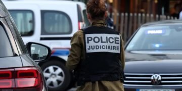 Menor detenido tras atacar a tiros a director y profesora de un instituto en Francia