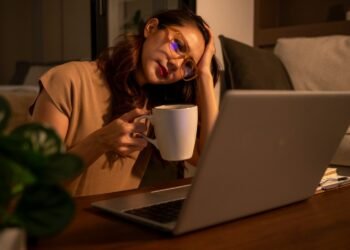 Sin ventanas y sin luz natural: riesgo invisible para tu salud en casa y oficina