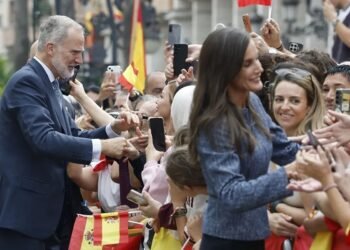Los reyes causan euforia popular durante su llegada a Ceuta