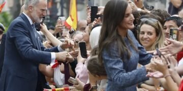 Los reyes causan euforia popular durante su llegada a Ceuta