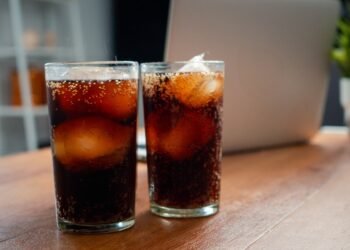Agua con gas, bebidas saborizadas y gaseosas cero: ¿aliadas o enemigas del colon y la diabetes?