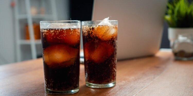 Agua con gas, bebidas saborizadas y gaseosas cero: ¿aliadas o enemigas del colon y la diabetes?