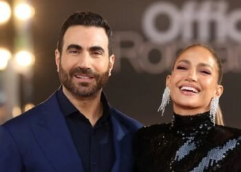 De la ficción a la realidad: JLo y Brett Goldstein tendrían una relación casual