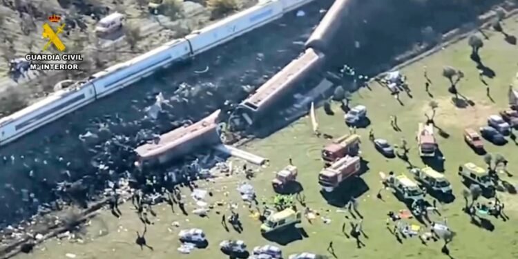 Se eleva a 64 cifra de muertos en accidente de tren en España, según autoridades