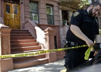 Encuentran a mujer muerta a golpes en Queens e interrogan a su esposo