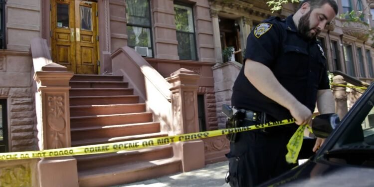 Encuentran a mujer muerta a golpes en Queens e interrogan a su esposo