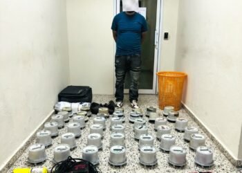 Apresan hombre y ocupa 42 medidores eléctricos durante allanamiento en La Vega