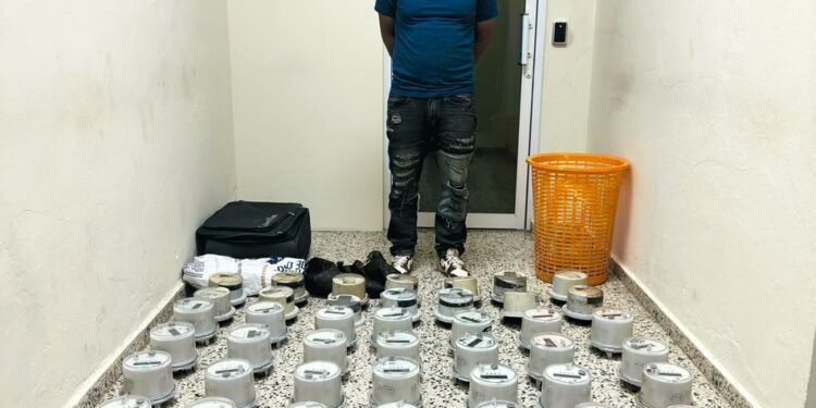 Apresan hombre y ocupa 42 medidores eléctricos durante allanamiento en La Vega