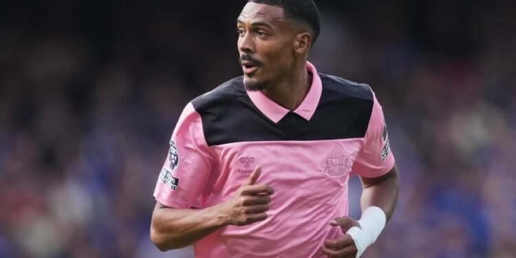 Wilson Isidor del club inglés Sunderland durante un partido de la Liga Premier contra Ipswich, el 22 de agosto de 2026, en Ipswich. (AP Foto/Dave Shopland) License this photo